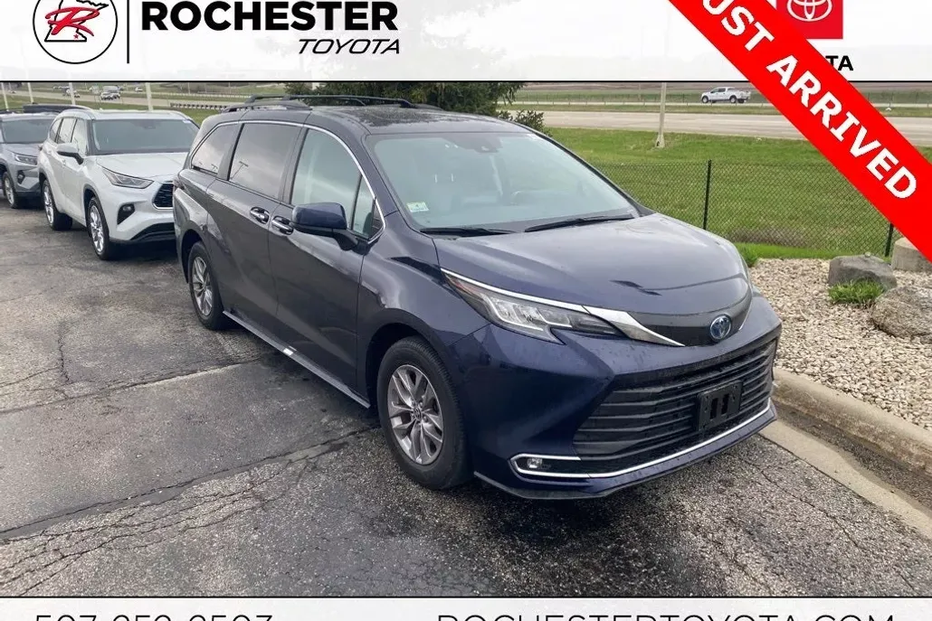 2022 Toyota Sienna XLE photo 1