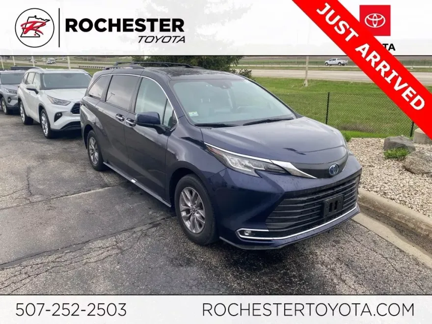 2022 Toyota Sienna XLE photo 1