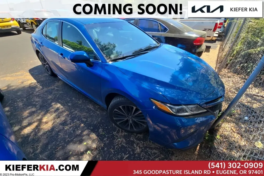 2020 Toyota Camry SE photo 1