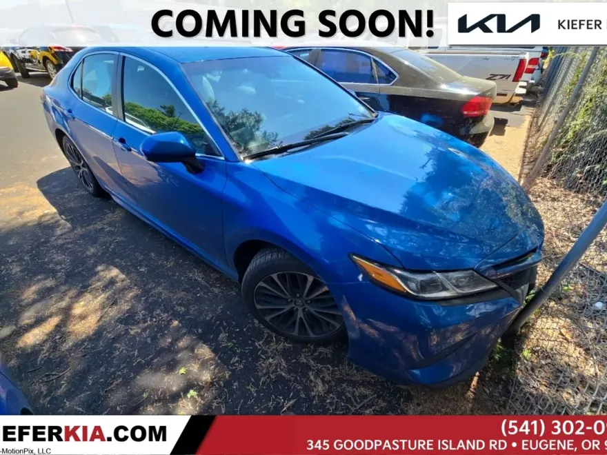 2020 Toyota Camry SE photo 1