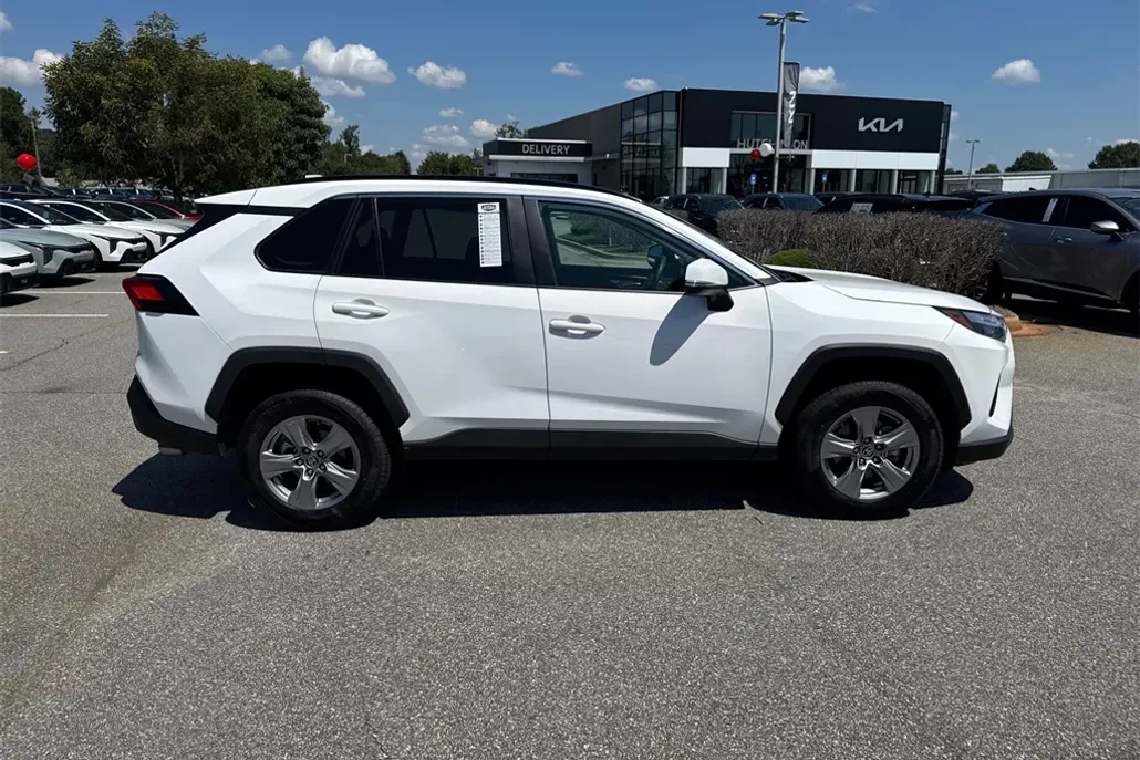 2022 Toyota RAV4 XLE photo 1