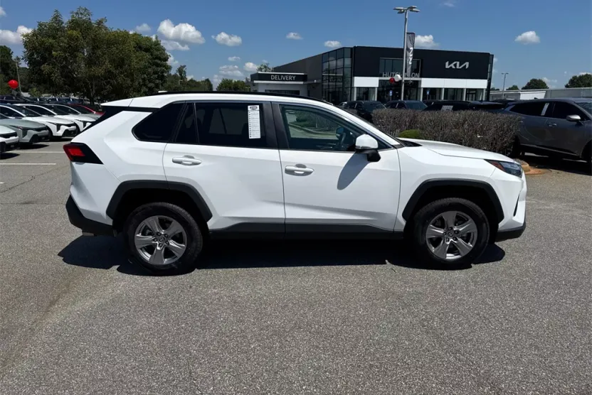 2022 Toyota RAV4 XLE photo 1