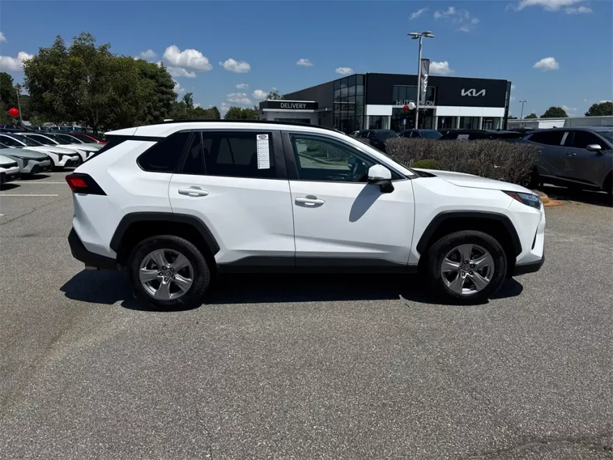 2022 Toyota RAV4 XLE photo 1