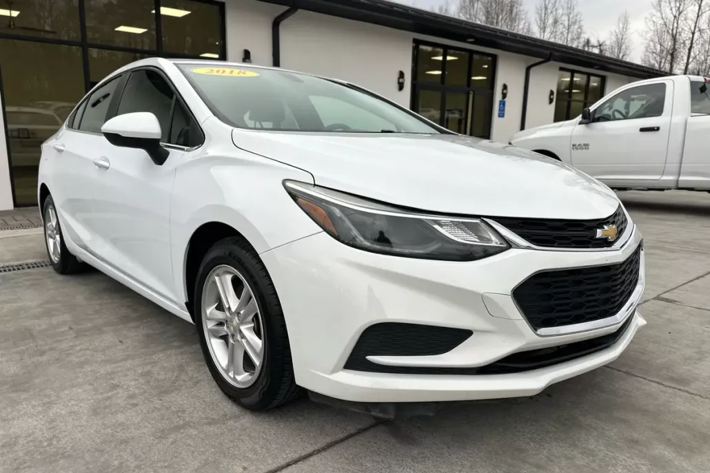 2018 Chevrolet Cruze LT photo 1