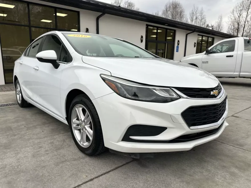2018 Chevrolet Cruze LT photo 1