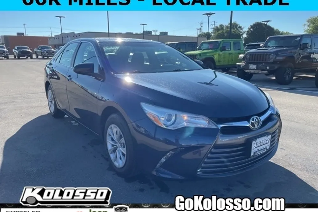 2016 Toyota Camry LE photo 1