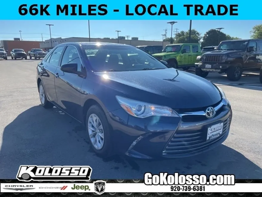 2016 Toyota Camry LE photo 1