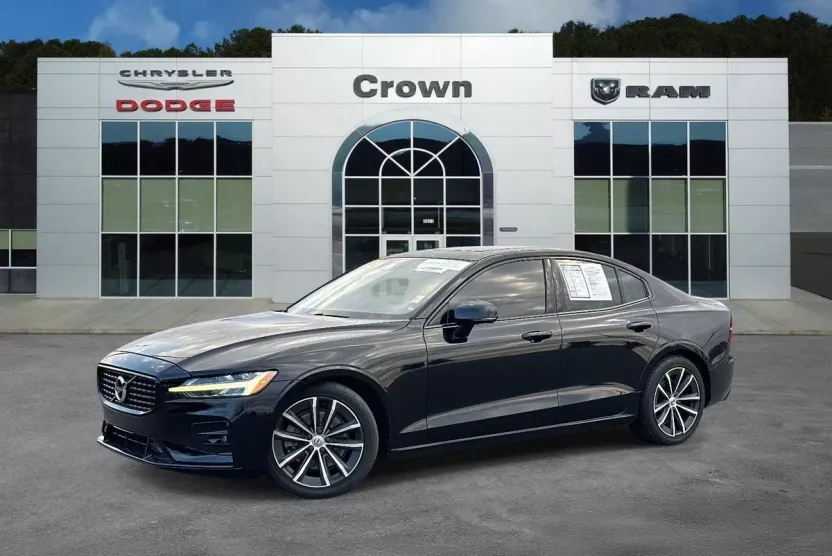 2022 Volvo S60 B5 Momentum photo 1