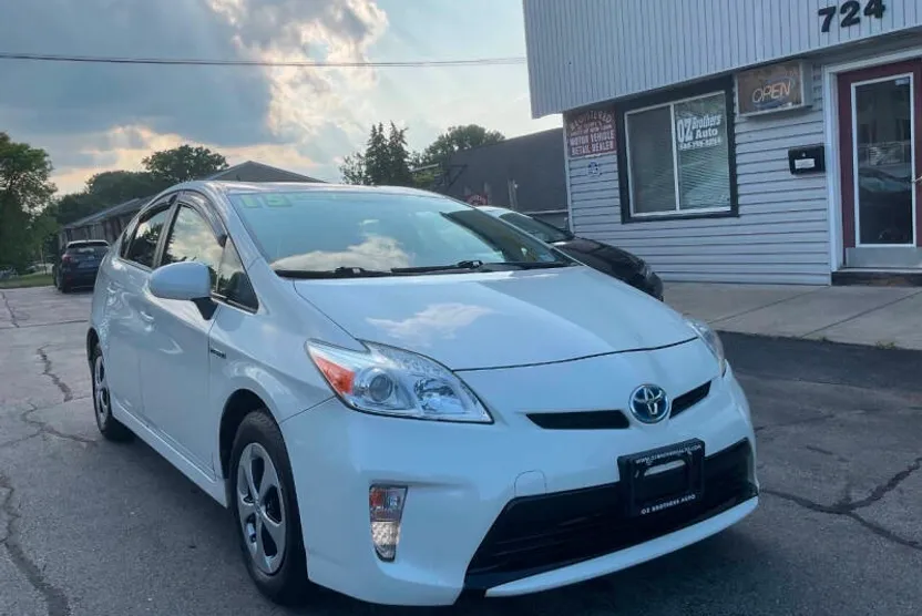 2015 Toyota Prius Three photo 1