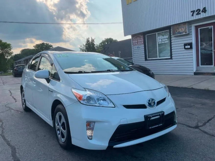 2015 Toyota Prius Three photo 1