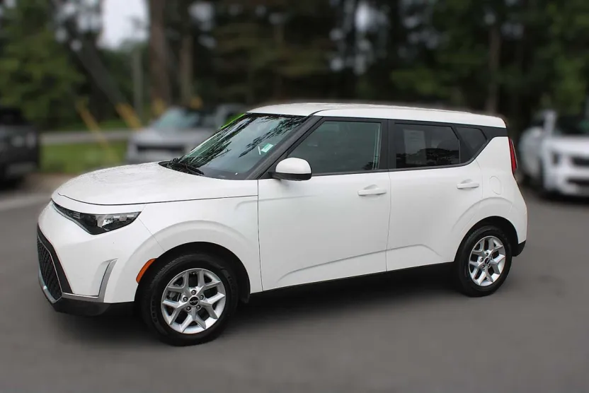 2023 Kia Soul LX photo 1
