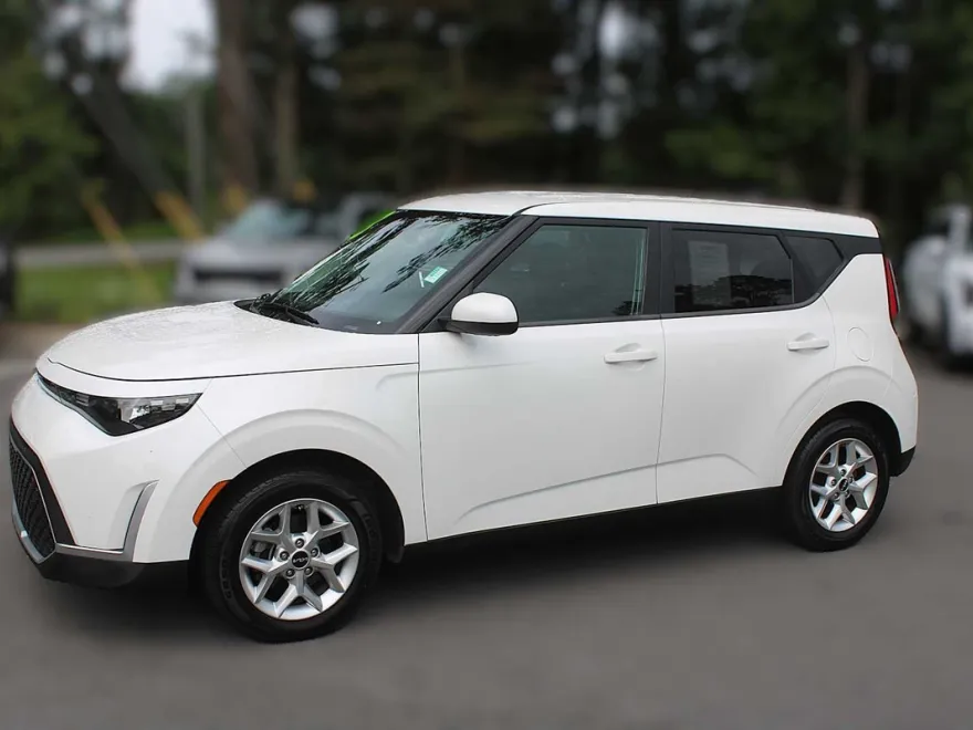 2023 Kia Soul LX photo 1