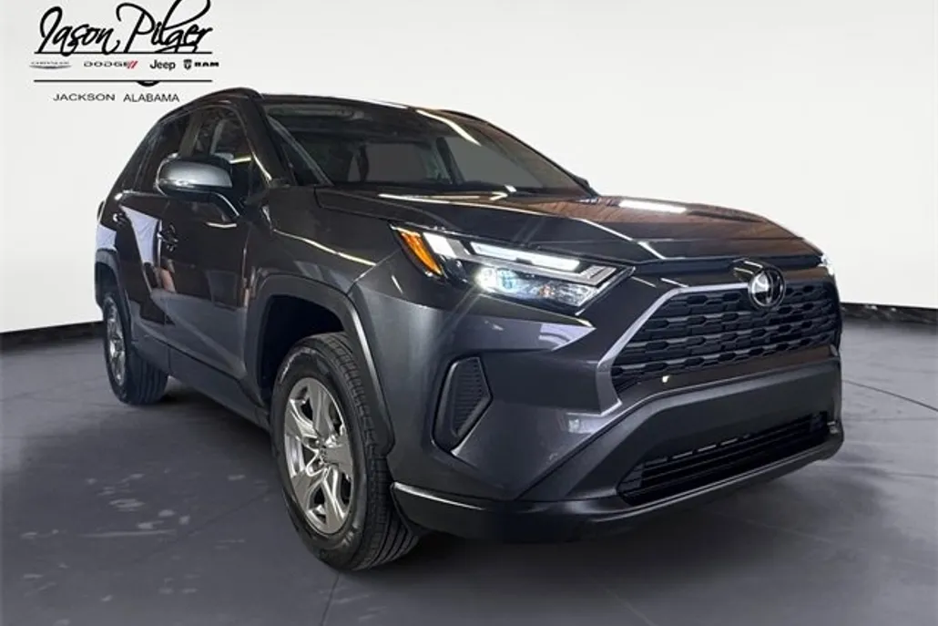 2024 Toyota RAV4 XLE photo 1