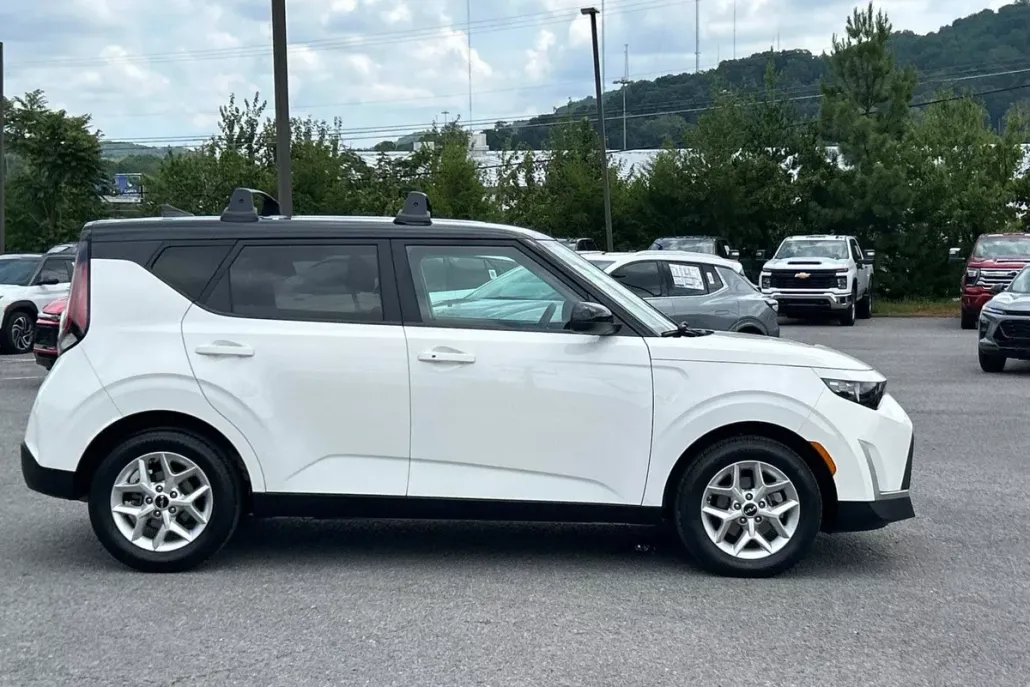 2023 Kia Soul S photo 1