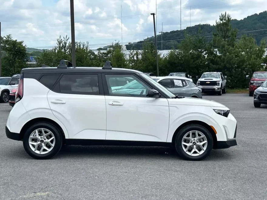 2023 Kia Soul S photo 1