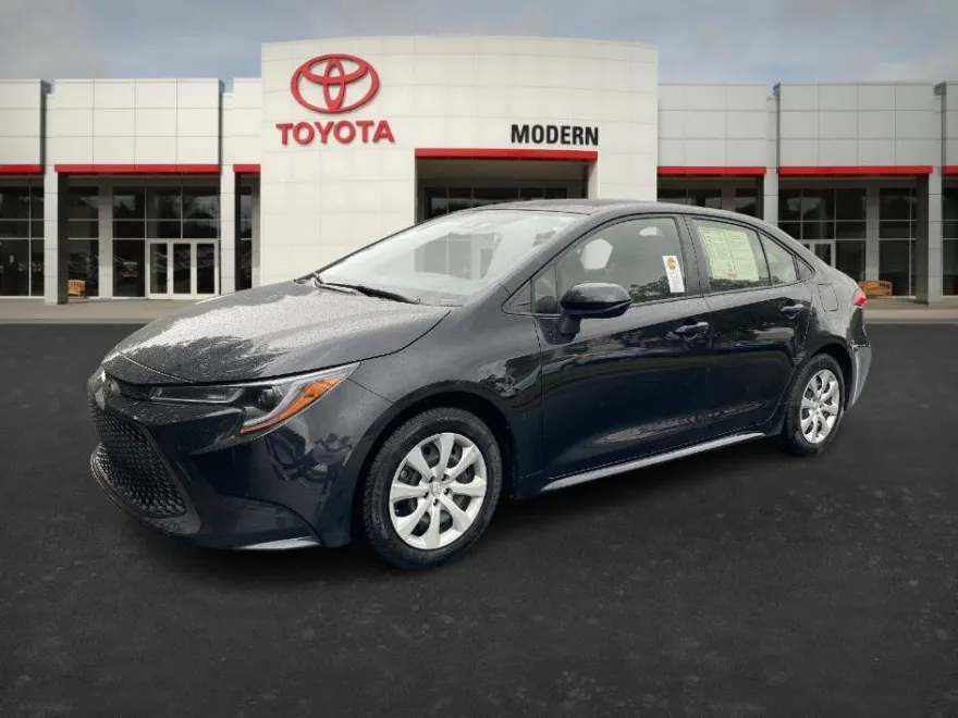 2021 Toyota Corolla LE photo 1