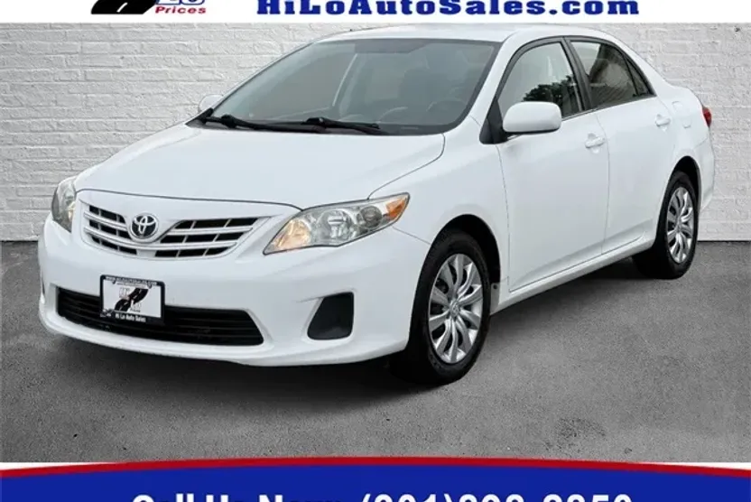2013 Toyota Corolla LE photo 1