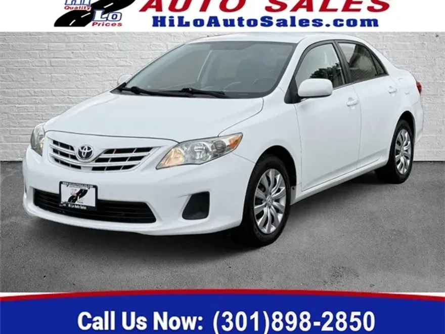 2013 Toyota Corolla LE photo 1