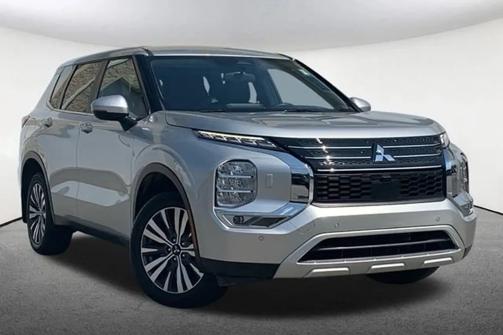 2024 Mitsubishi Outlander SE photo 1