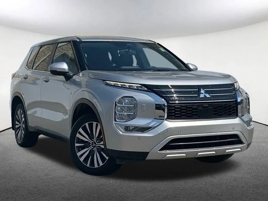 2024 Mitsubishi Outlander SE photo 1