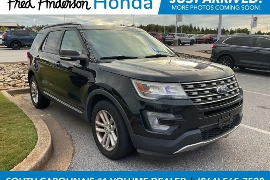 2016 Ford Explorer XLT photo 1