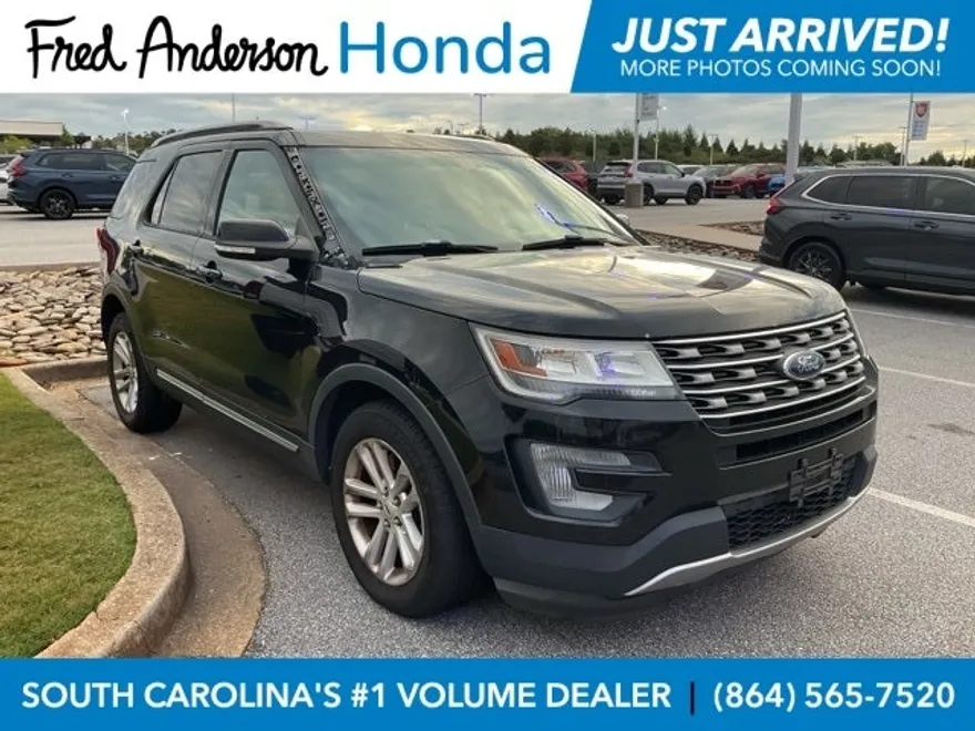 2016 Ford Explorer XLT photo 1