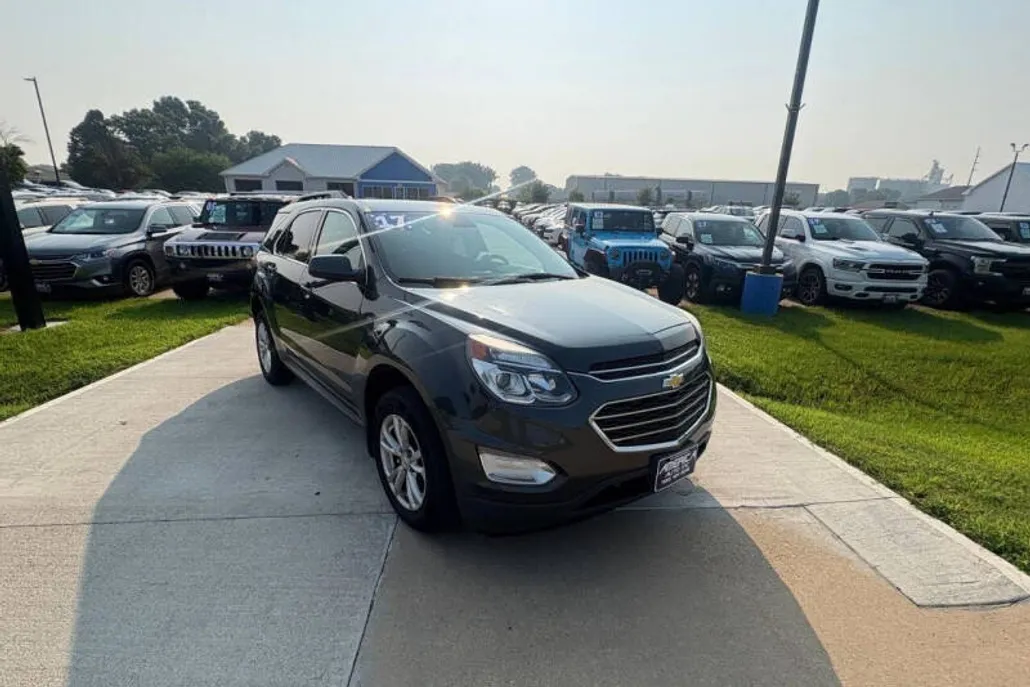 2017 Chevrolet Equinox LT photo 1
