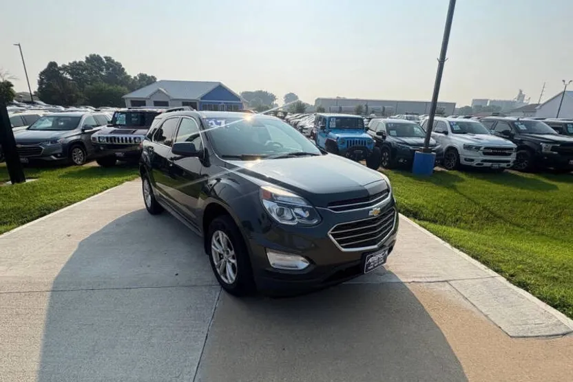 2017 Chevrolet Equinox LT photo 1