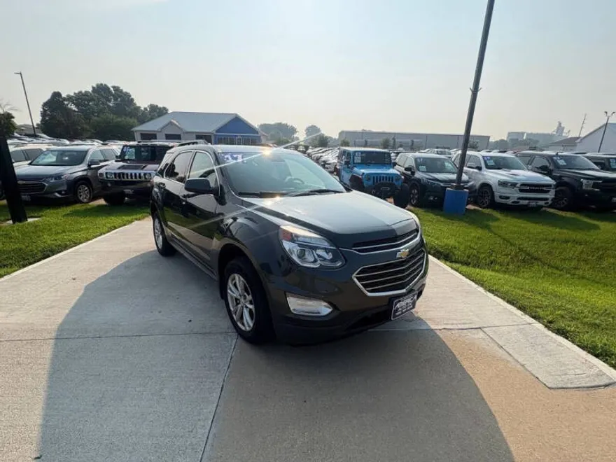 2017 Chevrolet Equinox LT photo 1