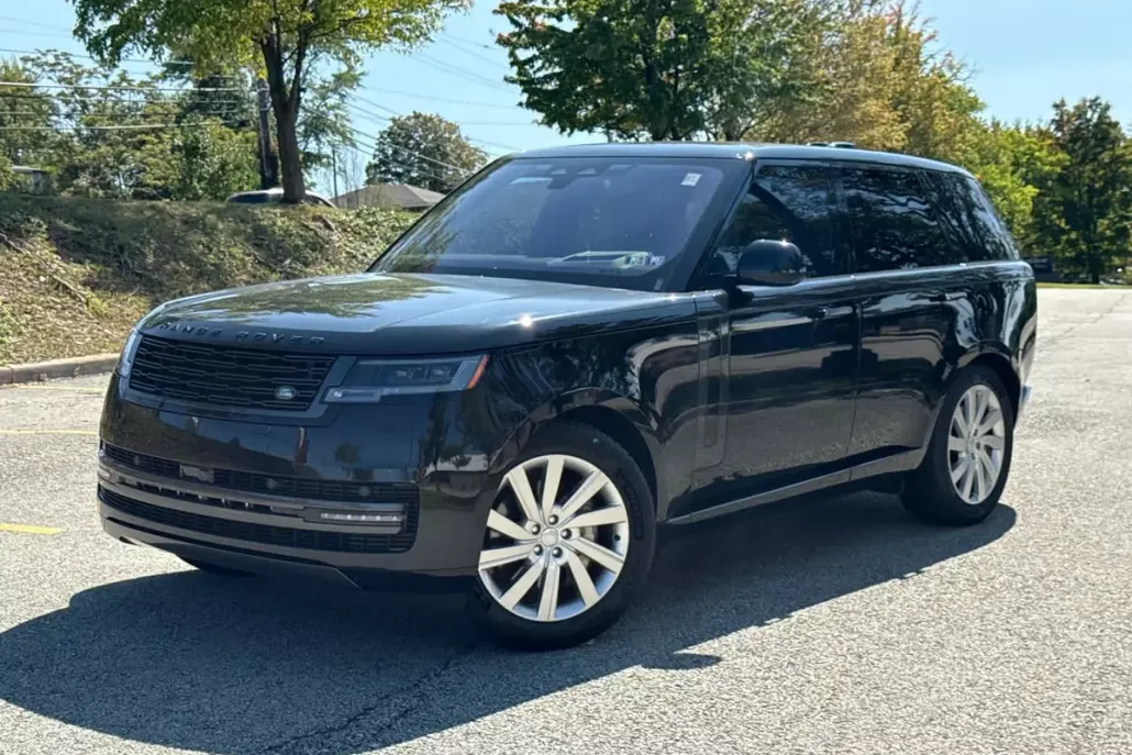 2023 Land Rover Range Rover SE photo 1