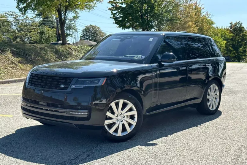 2023 Land Rover Range Rover SE photo 1