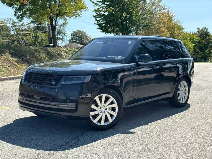 2023 Land Rover Range Rover SE photo 1