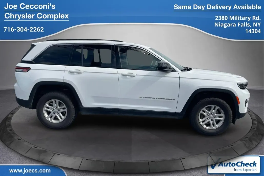 2023 Jeep Grand Cherokee Laredo photo 1