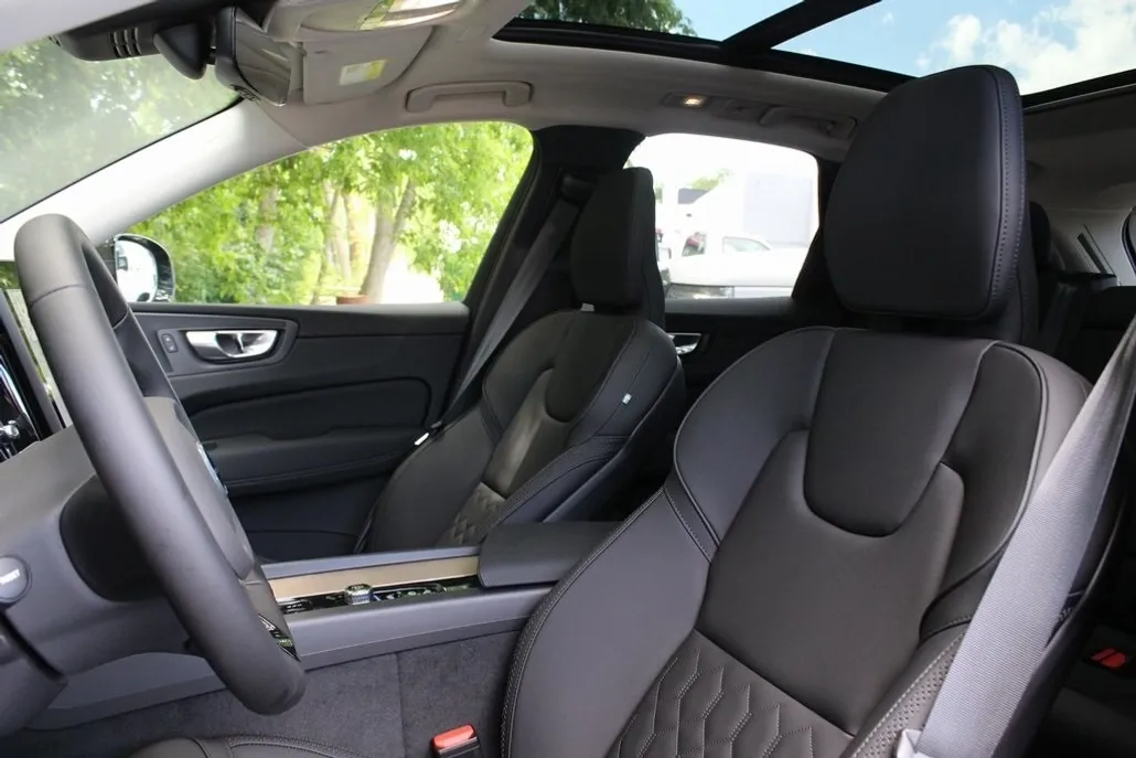 2026 Volvo XC60 B5 Plus photo 1