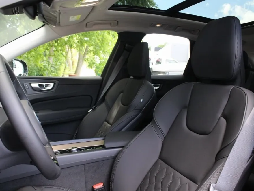2026 Volvo XC60 B5 Plus photo 1