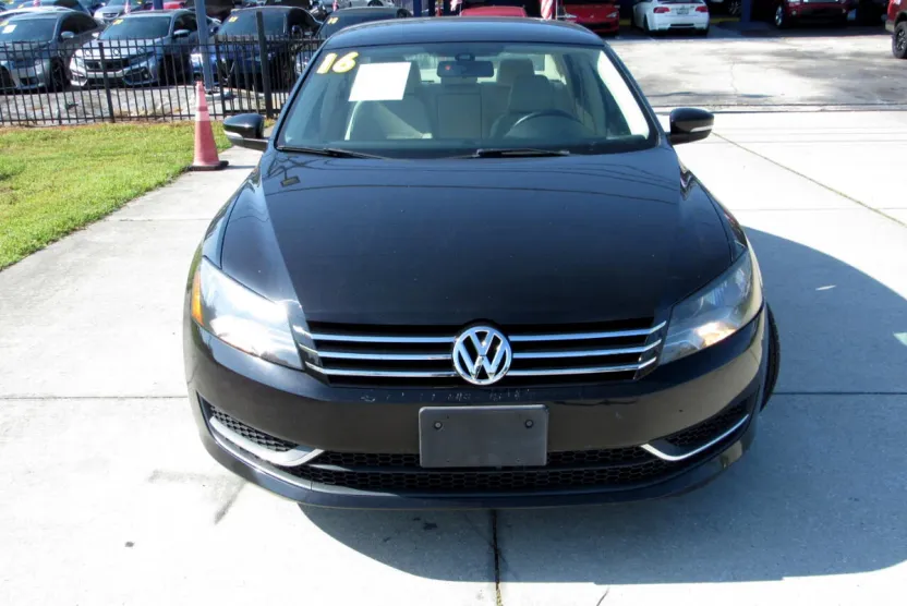 2015 Volkswagen Passat S photo 1