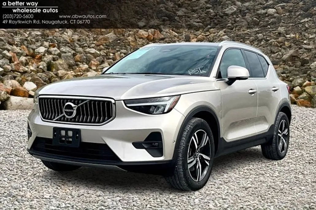 2023 Volvo XC40 Plus photo 1