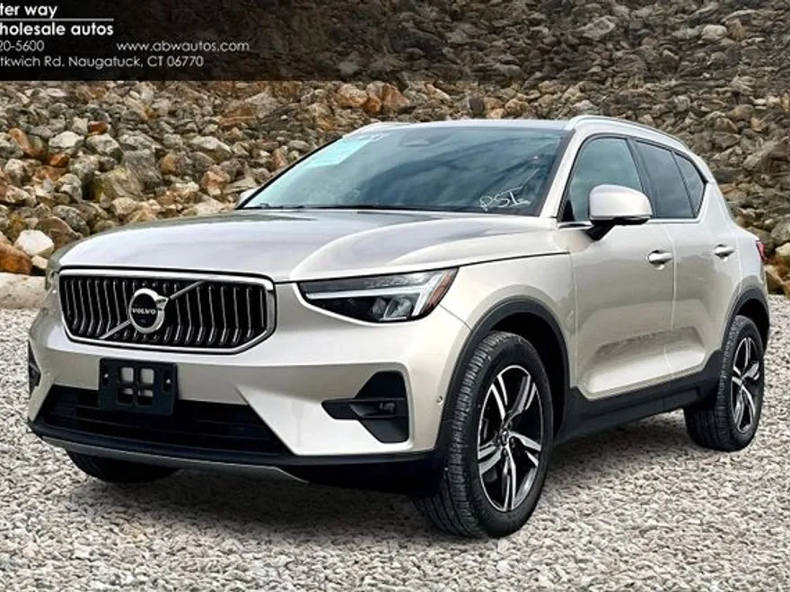 2023 Volvo XC40 Plus photo 1