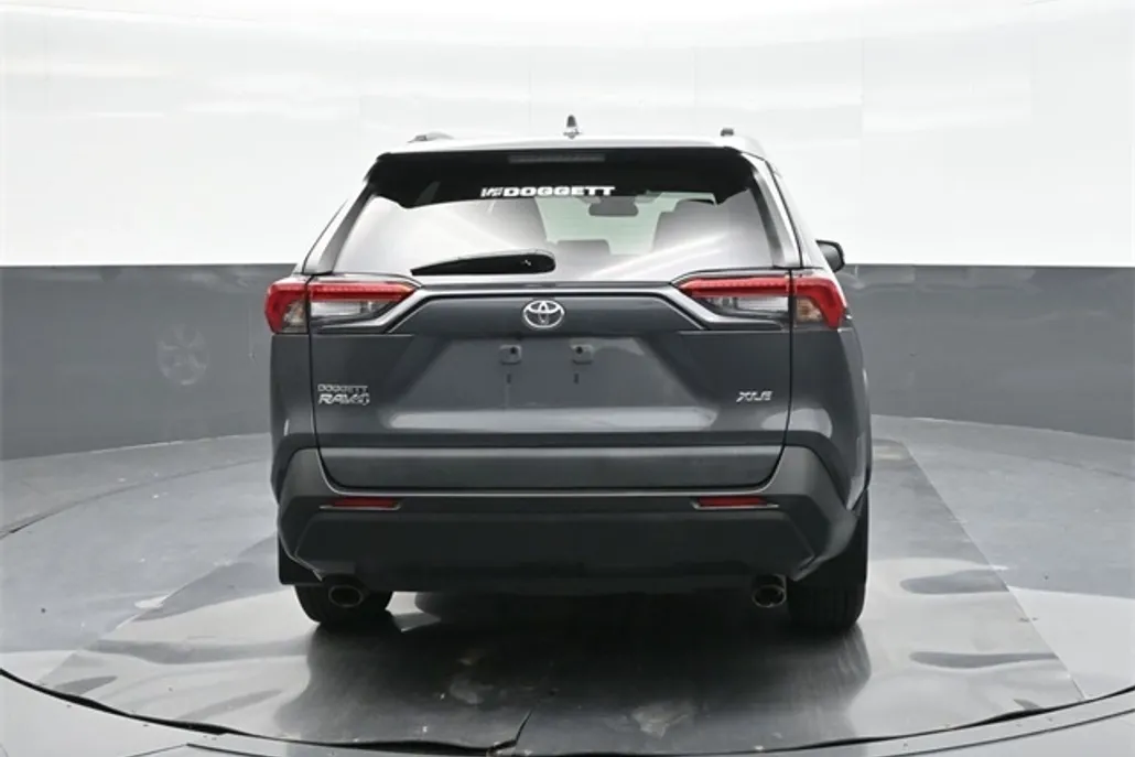 2021 Toyota RAV4 XLE photo 1