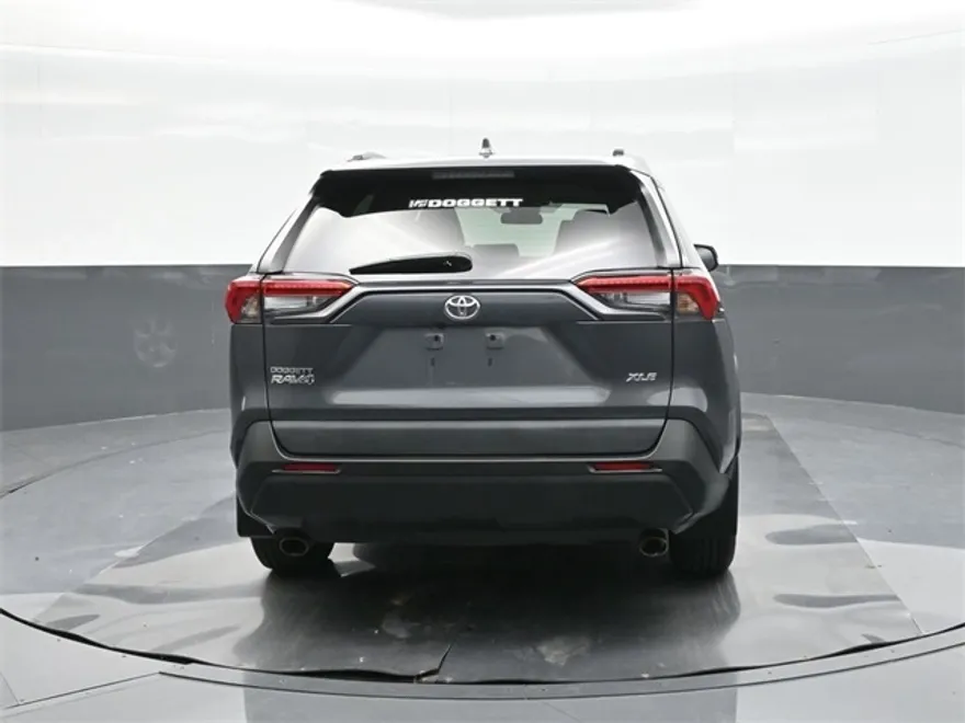 2021 Toyota RAV4 XLE photo 1