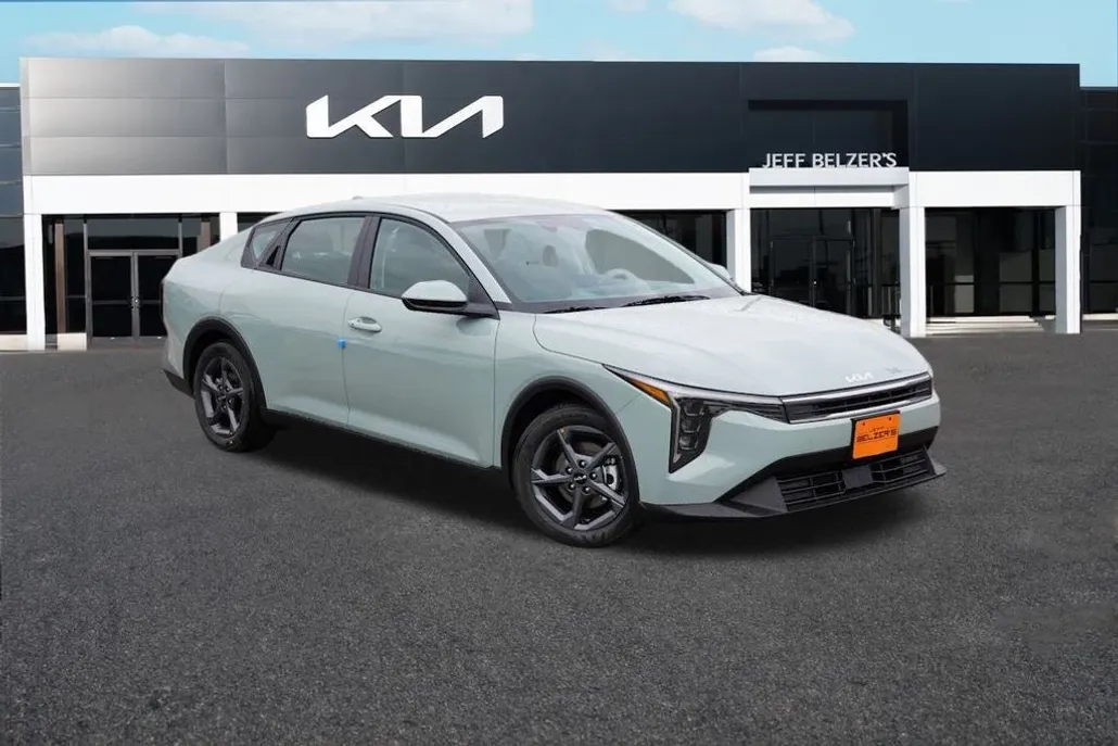 2025 Kia K4 LXS photo 1