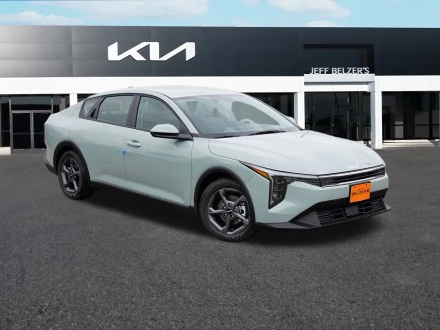 2025 Kia K4 LXS photo 1