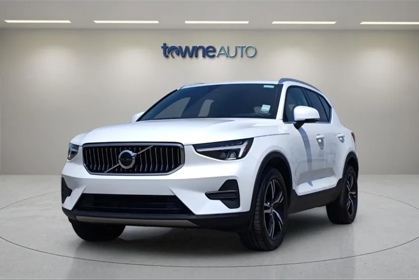 2025 Volvo XC40 Core photo 1