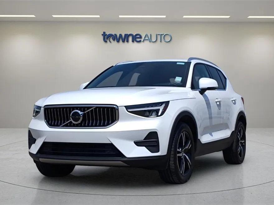 2025 Volvo XC40 Core photo 1