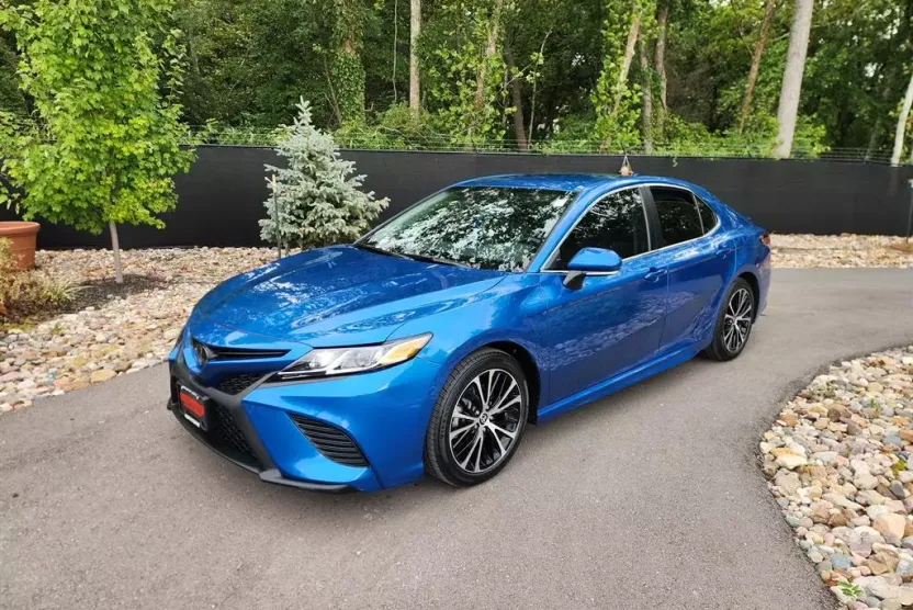 2020 Toyota Camry SE photo 1