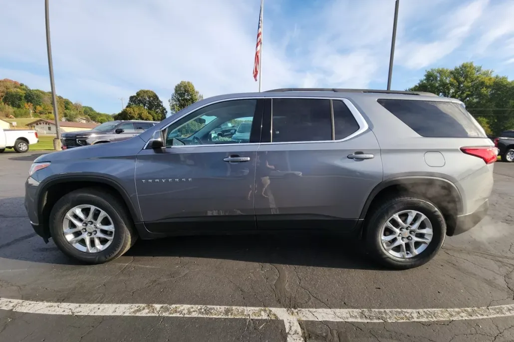 2021 Chevrolet Traverse Leather photo 1
