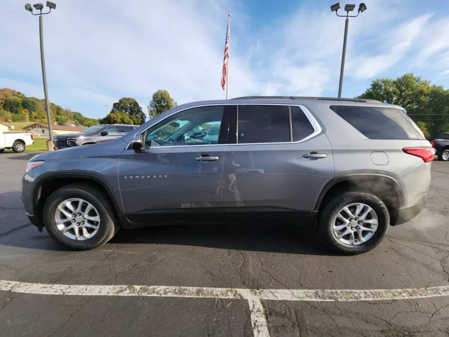 2021 Chevrolet Traverse Leather photo 1