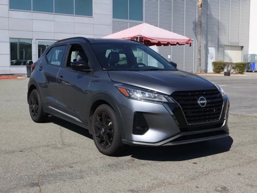 2023 Nissan Kicks SR photo 1