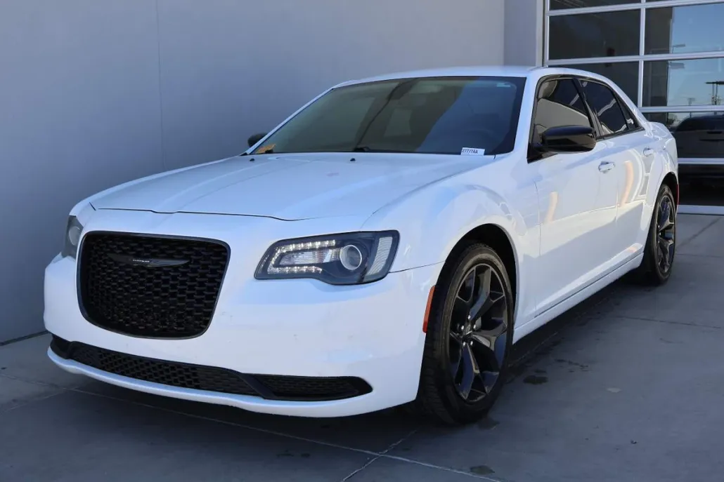 2023 Chrysler 300 Touring photo 1