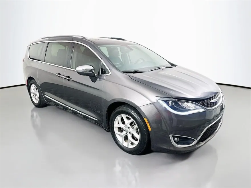 2019 Chrysler Pacifica Limited photo 1